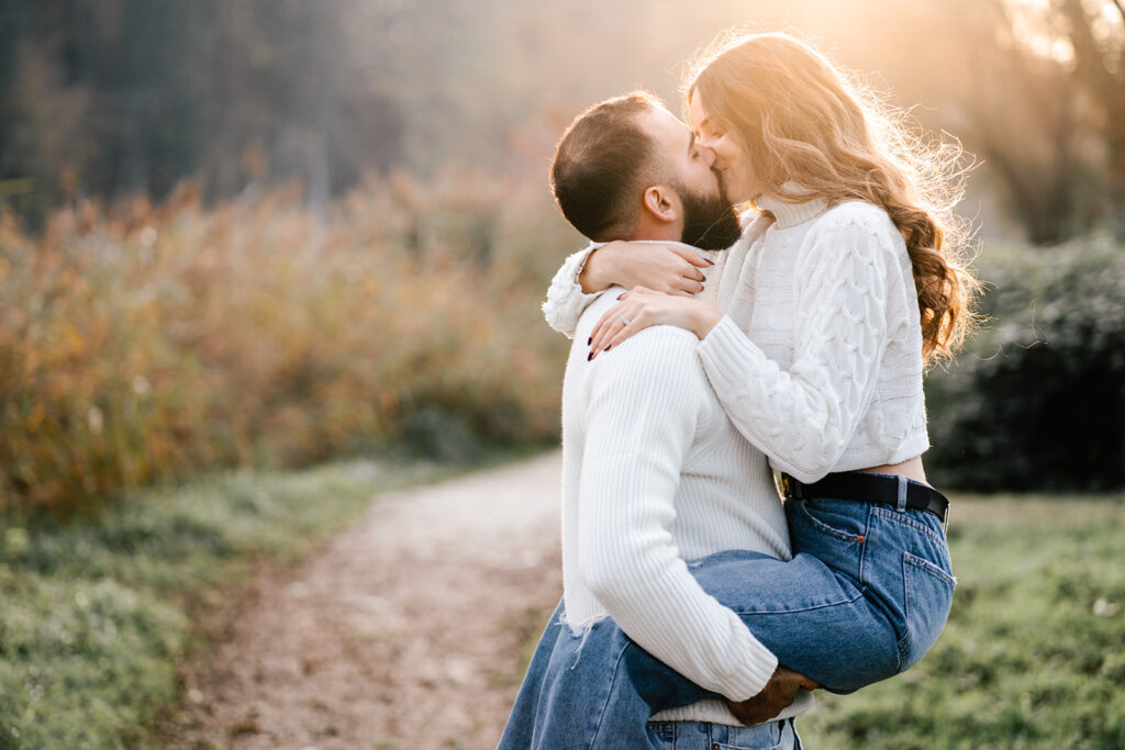 Paar und Verlobungs-FotoshootinUnvergessliches Paar- und Verlobungs- Fotoshooting: Natürliches, emotionales Paarfoto im Freien mit liebevoller Nähe und authentischem Ausdruck