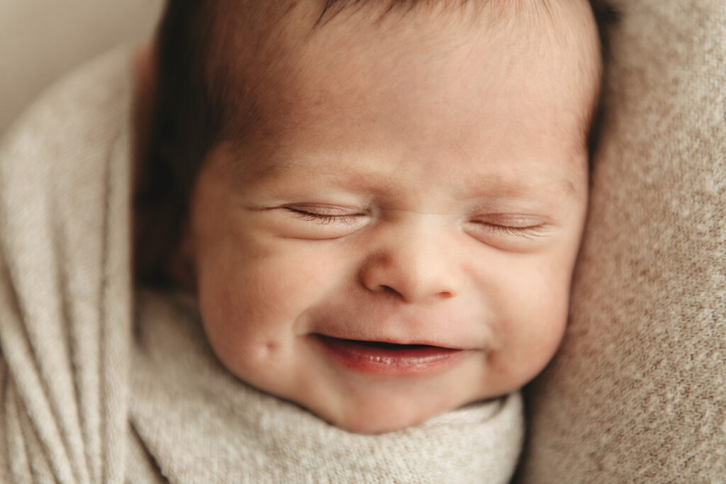 Newborn & Homestory 1 Neugeborenenfotos und Familienmomente in vertrauter Umgebung – natürliches Familienshooting