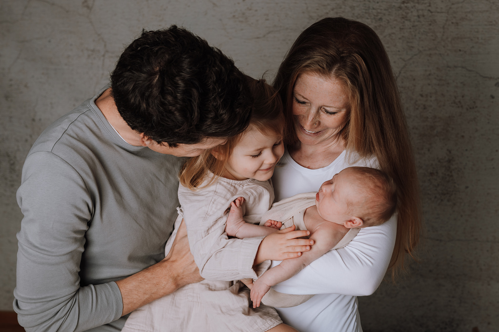 Maternity & Family 1 Natürliche Szene aus einem Babybauch- und Familien- Fotoshooting mit emotionaler Verbindung zwischen Eltern und Kind