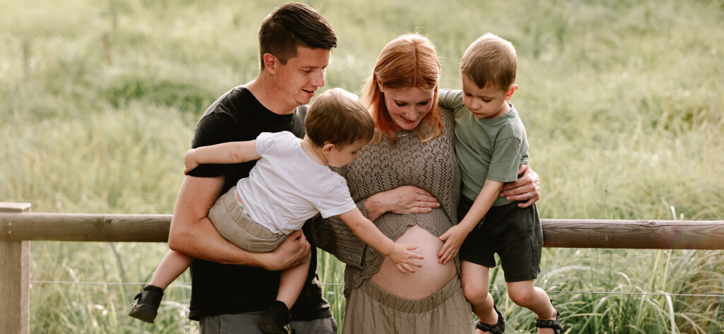 Familie mit schwangeren Mutter und Kindern bei Outdoor Babybauchshooting n Bern